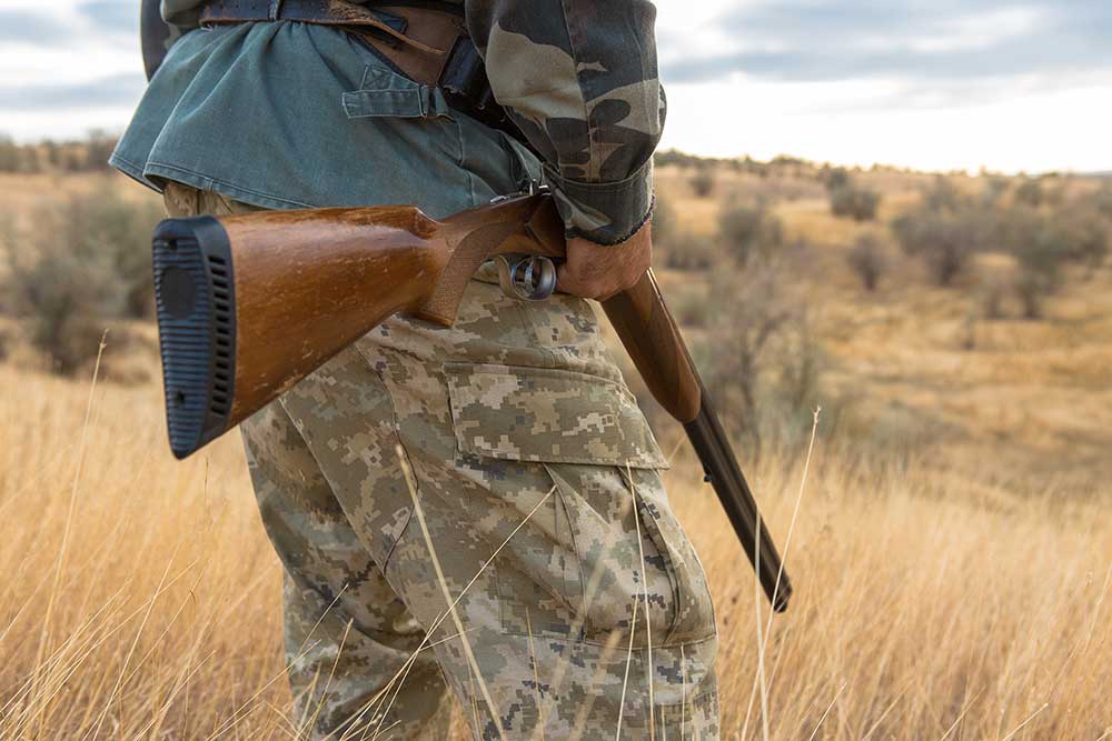 hunter-man-camouflage-with-gun-during-hunt-search-wild-birds-game@1000